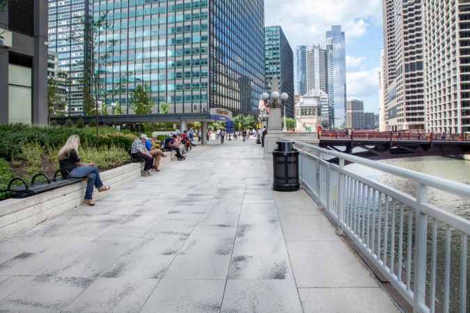 Chicago (USA), 222 Riverside Plaza and Riverwalk