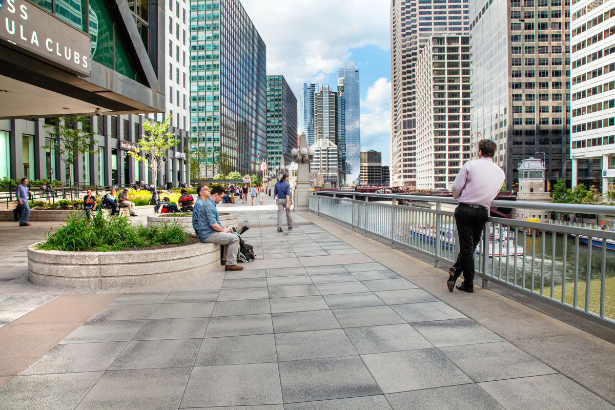 Usa Illinois Chicago 222 Riverside Plaza And Riverwalk