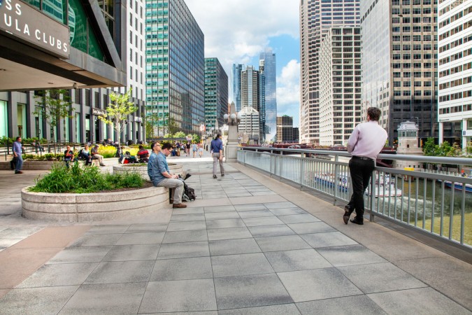 Chicago (USA), 222 Riverside Plaza and Riverwalk